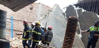 Bomberos rescatan una niña atrapada en un derrumbe