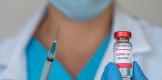 Vacunas de privilegio Proponen penalizar funcionarios inmunizados pese a no tener prioridad