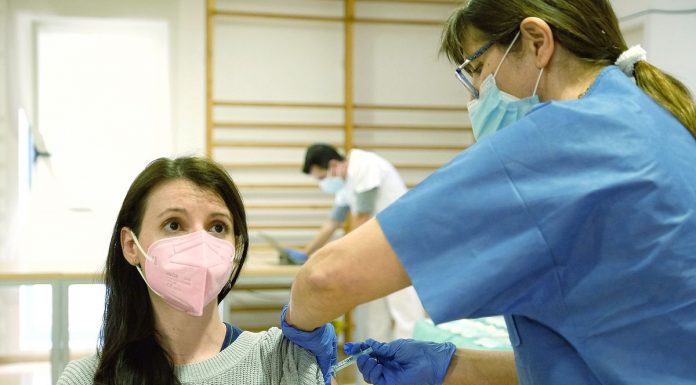 Docentes ya pueden inscribirse para recibir la vacuna contra el Covid-19 Docentes ya pueden inscribirse para recibir la vacuna contra el Covid-19