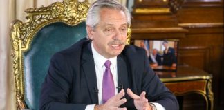 En cadena nacional, el presidente aseguró que "hay un retraso global en la entrega" de dosis