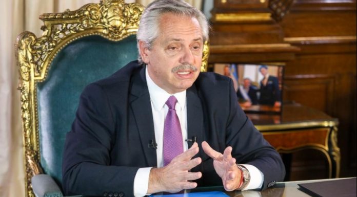En cadena nacional, el presidente aseguró que "hay un retraso global en la entrega" de dosis