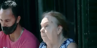 Anciana denunció que un grupo de agentes policiales le robaron dinero y el celular