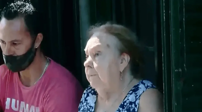 Anciana denunció que un grupo de agentes policiales le robaron dinero y el celular Anciana denunció que un grupo de agentes policiales le robaron dinero y el celular