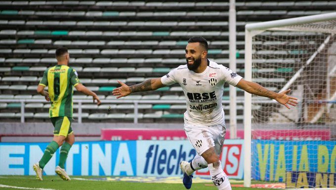 Central Córdoba se impuso 2 a 1 frente a Aldosivi pese a jugar 60 minutos con diez