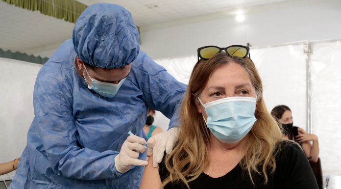 Los 24 nodos de vacunación trabajarán durante este fin de semana Reanudan vacunación a docentes en punto sanitario de la zona norte