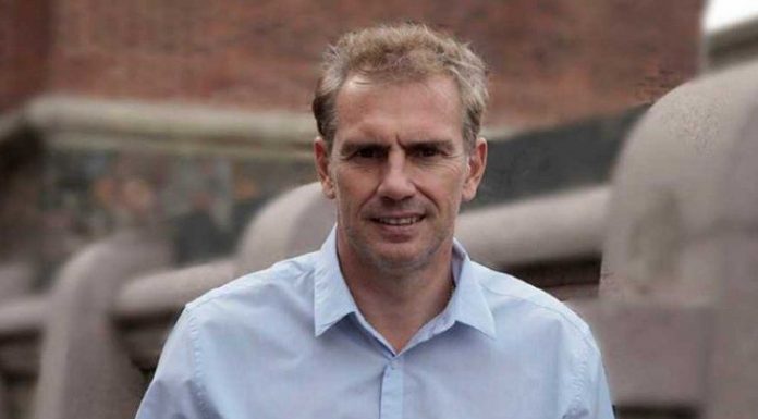 Diputado leyó mal una noticia y acusó a Alperovich de robar «vacunas» en lugar de «vacunos» Diputado leyó mal una noticia y acusó a Alperovich de robar "vacunas" en lugar de "vacunos"