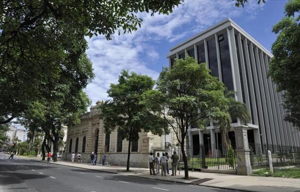 Interna oficialista expone la falta de transparencia de los contratos políticos