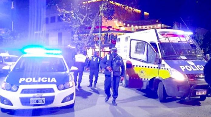 Fiesta clandestina en La Capital: 7 aprehendidos y 2 vehículos secuestrados Fiesta clandestina en La Capital: 7 aprehendidos y 2 vehículos secuestrados