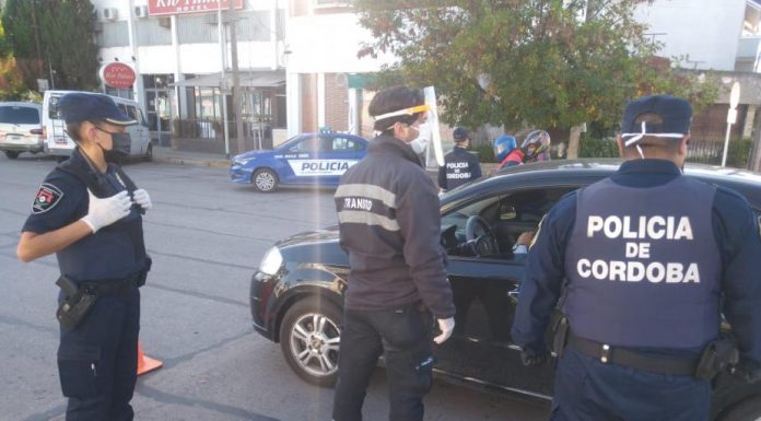 Tenía Covid, manejaba ebrio y le tosió en la cara a policías Tenía Covid, manejaba ebrio y le tosió en la cara a policías
