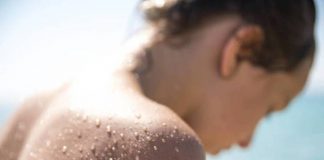 Tomaba sol desnuda y sus vecinas le prendieron fuego a la casa