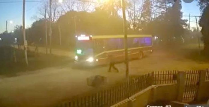 Video | Chofer de colectivo no vio a una mujer y le pasó por arriba Video | Chofer de colectivo no vio a una mujer y le pasó por arriba
