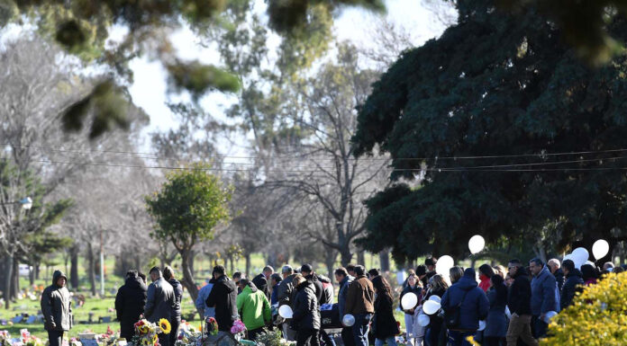 Con una suelta de globos blancos, despidieron los restos del cirujano asesinado en Morón