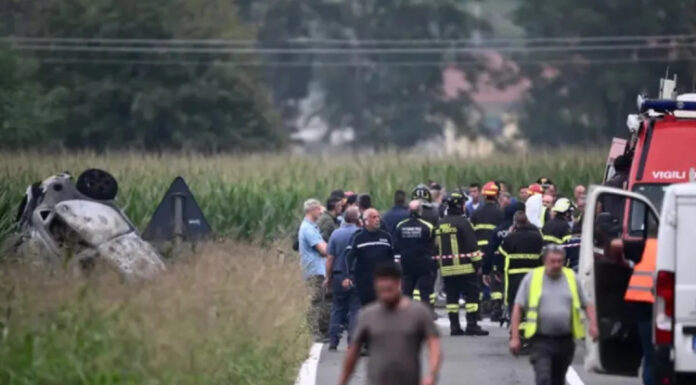 Tragedia en Italia: un avión cayó sobre un auto y murió una nena
