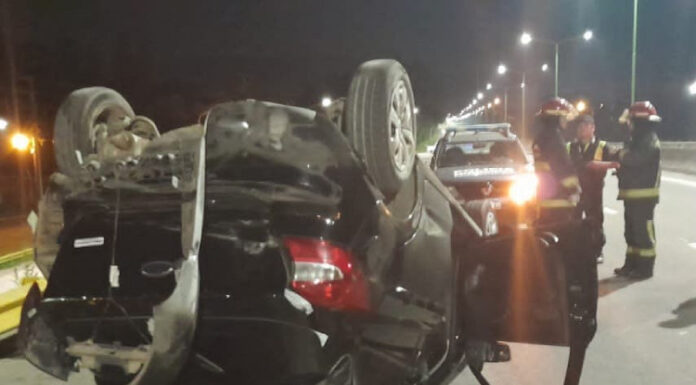 Choque y vuelco entre un taxi y un auto particular en la diagonal Leccese