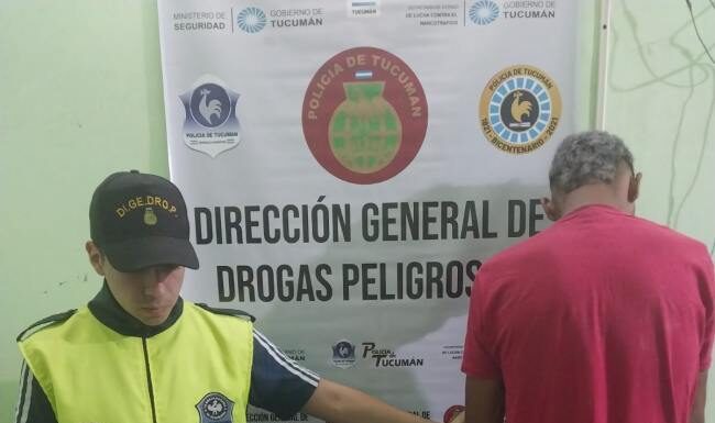 Lo atraparon con marihuana y cocaína en la vía pública