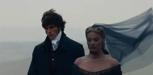 «Cumbres Borrascosas» a la manera de Emerald Fennell: Romance, perversión y mucha piel