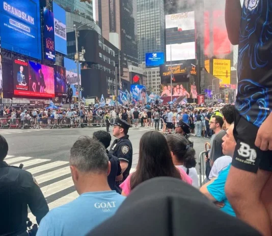 BANDERAZO ARGENTINO: «A HORAS DE LA FINAL, TIMES SQUARE SE TIÑIO DE CELESTE Y BLANCO»